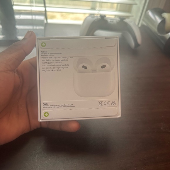 AirPod 3 Generation - Picture 2 of 5